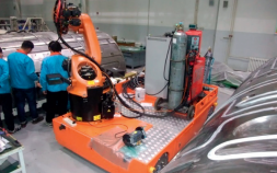 图7 智能移动焊接机器人生产现场