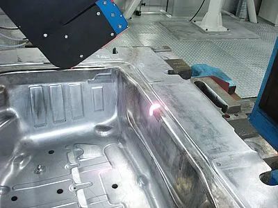 图1 对模具表面进行激光硬化处理 图1 对模具表面进行激光硬化处理